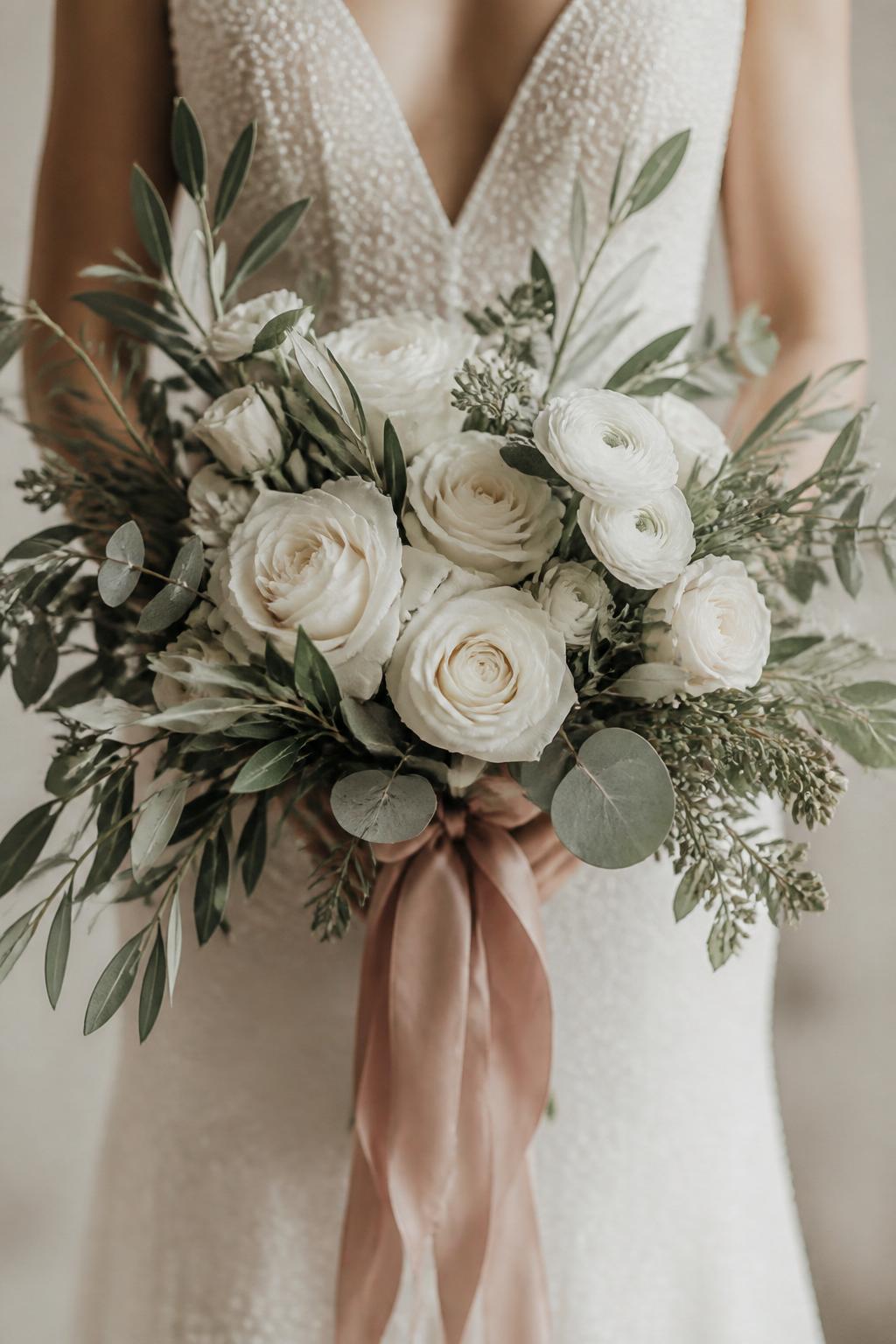 Ramo de novia con olivo y rosas